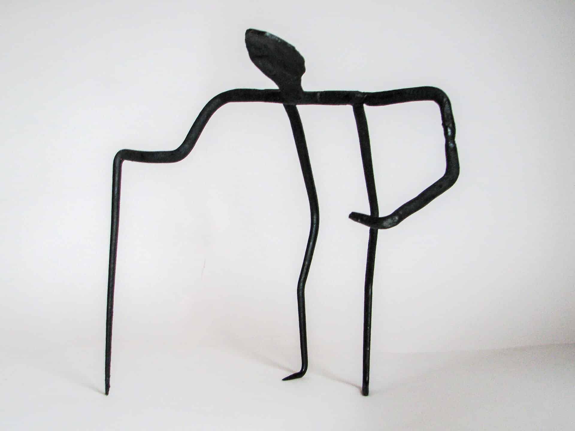 Figur eines alten Mannes, geformt aus einer Heugabel.